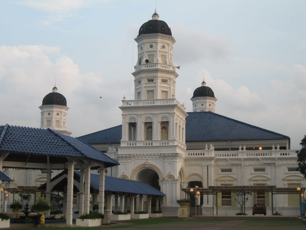 bagian depan bangunan Masjid Sultan Abu Bakar